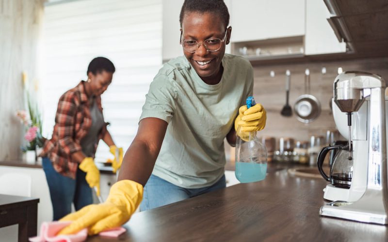 Panamá refuerza la seguridad en bodegas con limpieza profesional